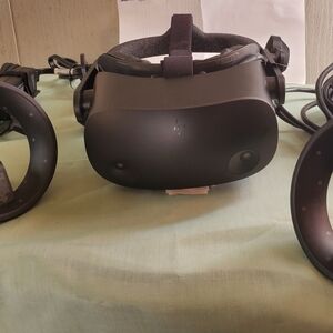 HP REVERB G2 VR Headset with Sleek Design and Ergonomic Controllers